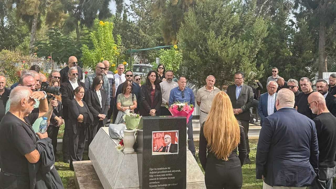 Sonay Adem’in mezarı başında çiçekler ve başsağlığı için bir araya gelenler