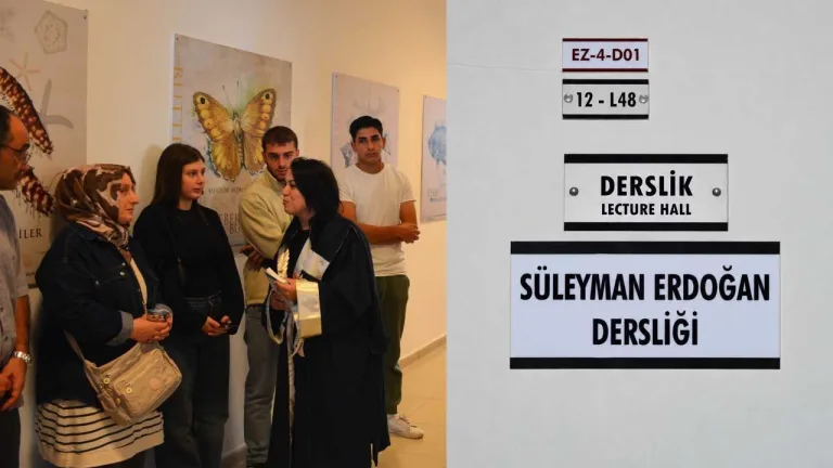 Süleyman Erdoğan’ın adının Yakın Doğu Üniversitesi’nde yaşatılacağını belirten haber başlığı yazılı görsel