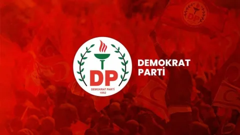 Demokrat Parti logosu ve parti binası önünde bekleyen seçmenler