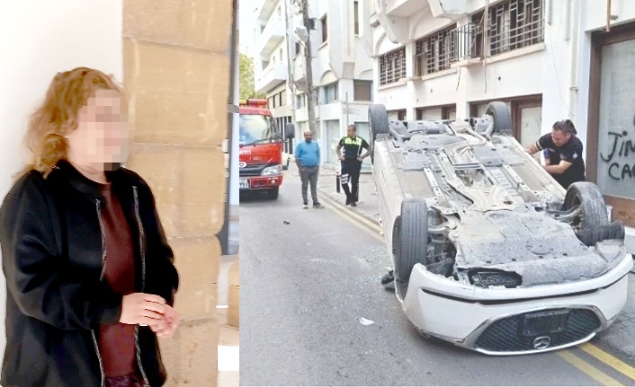 Aracın takla attıktan sonra ters dönmüş hali, çevrede kurtarma ekipleri ve güvenlik şeridi görülebilir