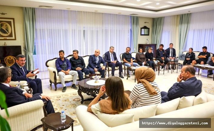 Vatandaşlar taleplerini iletirken yetkililer dinliyor