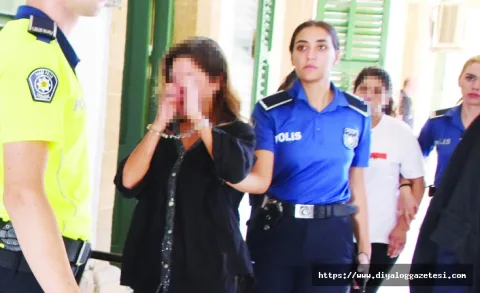Tatil yerine cezaevi yazılı tabela veya pankartın bulunduğu anı betimleyen görsel