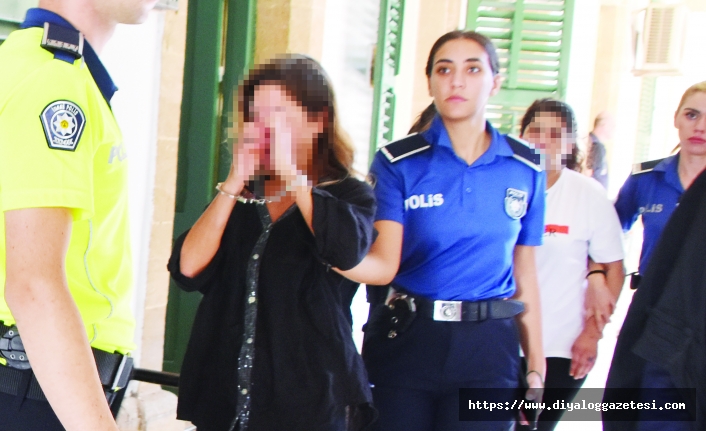 Tatil yerine cezaevi yazılı tabela veya pankartın bulunduğu anı betimleyen görsel