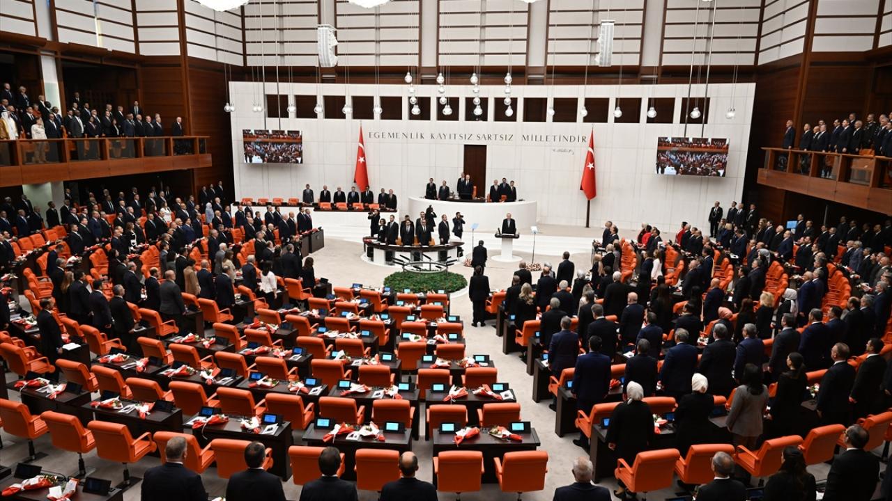 TBMM binası önünde yeni yasama yılı başlamasına ilişkin görüntü