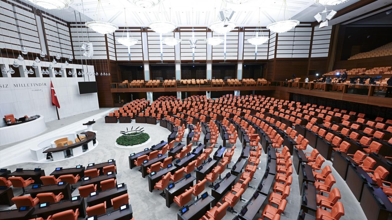 Süresiz nafaka düzenlemesiyle ilgili Meclis gündemi ve yasa tartışmasını çağrıştıran görsel