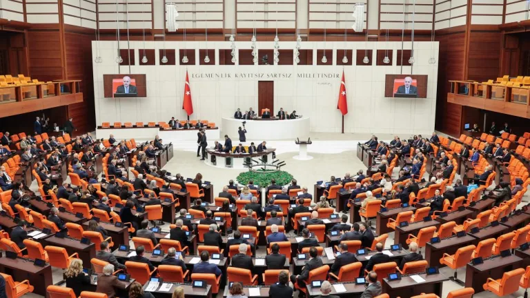Meclis salonunda milletvekilleri ve TBMM kürsüsü, yeni yasama yılı için yoğun gündem havası