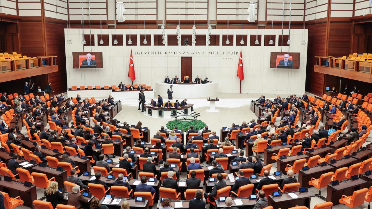 Meclis salonunda milletvekilleri ve TBMM kürsüsü, yeni yasama yılı için yoğun gündem havası