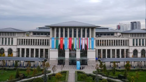 TDT 13. Liderler Zirvesi’nin ‘Türk Yüzyılı’ temasıyla başlayan etkinlik sahnesi