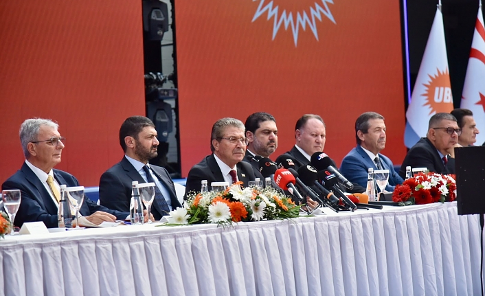 Temel tüketim maddeleri için yüzde sıfır KDV uygulamasını simgeleyen tekst ve alışveriş sembollerini içeren görsel