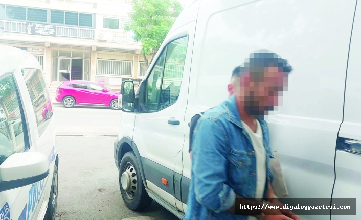 Gözaltından sonra adliye önünde bekleyen kişiler ve avukatlar, teminat işlemleriyle ilgili hareketli anlar