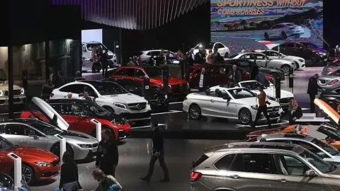 Eylül ayında sıfır araç satışlarındaki düşüşü vurgulayan stokta azalan otomobil modelleri ve satış tabelası