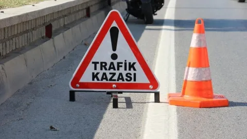 Lefkoşa-Girne ana yolunda motosiklet kazası sonrası olay yerinde sağlık ekipleri ve araçlar