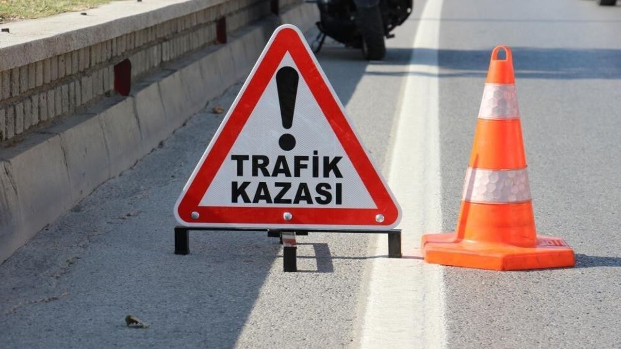 Lefkoşa-Girne ana yolunda motosiklet kazası sonrası olay yerinde sağlık ekipleri ve araçlar