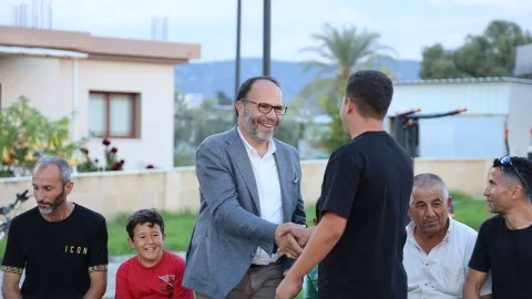 Hasan Sadıkoğlu, Tuzluca’da genç sporcularla bir arada, birlikte poz verirken
