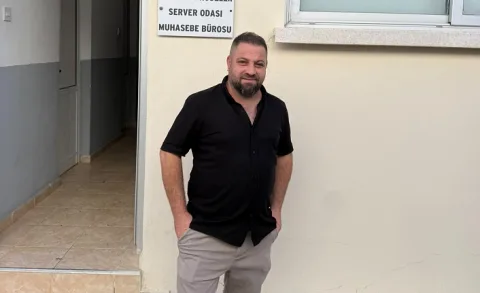 Umut Tütüncü adaylığını açıklarken mikrofon önünde konuşuyor