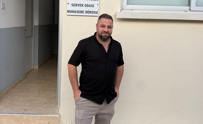 Umut Tütüncü adaylığını açıklarken mikrofon önünde konuşuyor