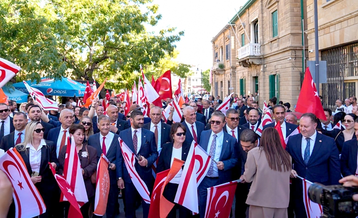 Üstel'in zaferini simgeleyen görüntü — kalabalık ve destekçilerle birlikte kutlama (detay yok)