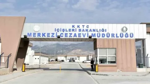 KTAMS üyeleriyle Merkezi Cezaevi önünde grev ve giriş-çıkış yasağını gösteren sahne