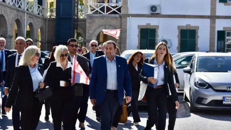 Serdar Denktaş mikrofon önünde konuşuyor