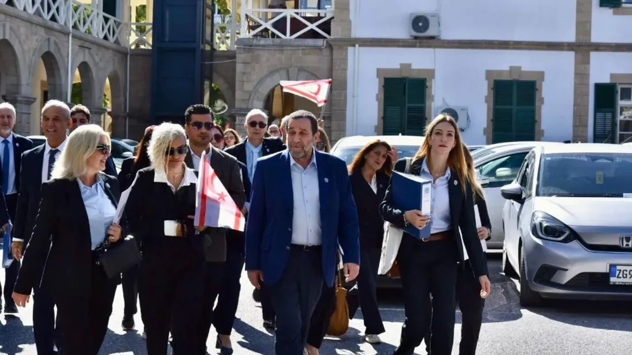 Serdar Denktaş mikrofon önünde konuşuyor