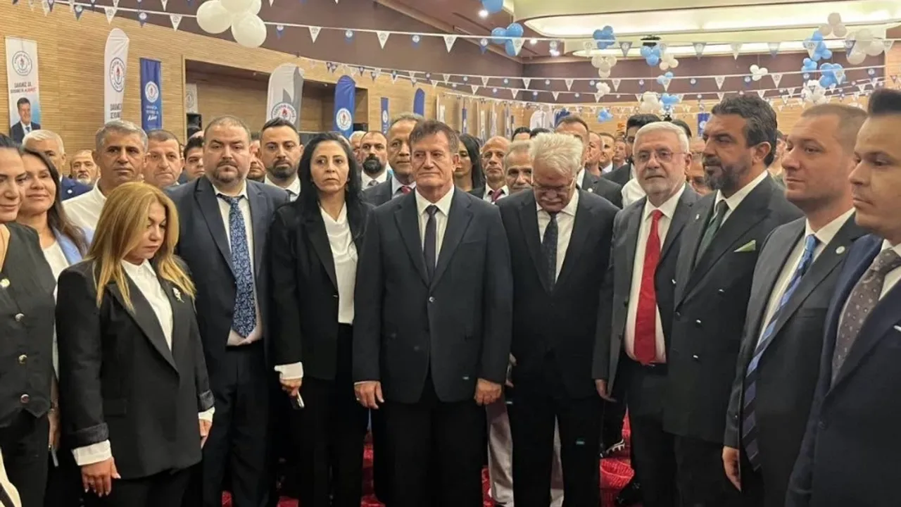 Erhürman veya Arıklı olmaksızın siyasi parti temsilcilerinin mitingde konuştuğu kalabalık sahne