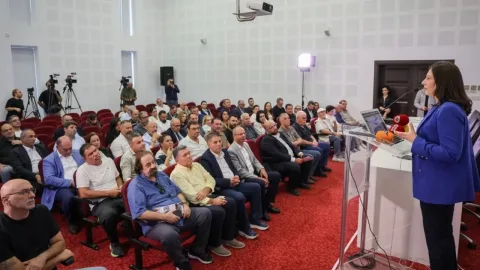 CTP liderleri ve katılımcılar panelde konuşuyor; arka planda etkinlik afişi ve izleyiciler görünüyor