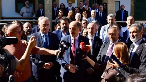Halkın Partisi adaylık başvurusunu yaptı; slogan olarak ‘Halkın umudu Halkın Partisi’ yazılı pankart veya afiş gösteriliyor olabilir