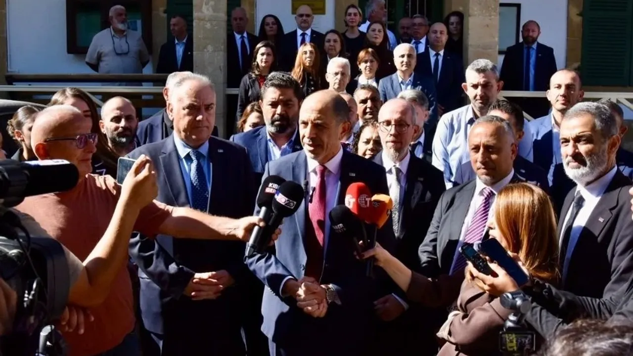 Halkın Partisi adaylık başvurusunu yaptı; slogan olarak ‘Halkın umudu Halkın Partisi’ yazılı pankart veya afiş gösteriliyor olabilir