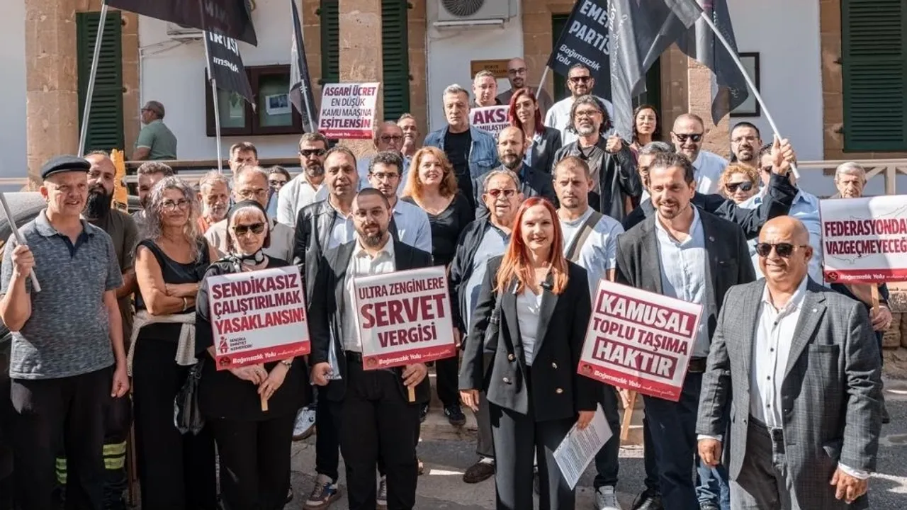 Bağımsızlık Yolu'nun 6 Aralık erken genel seçim için adaylık başvurusu yaptığı anı gösteren fotoğraf