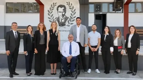 Okul koridorunda engelsiz erişim için yapılan düzenlemelere dair çalışma ekipmanı ve kolaylaştırıcı düzenekler