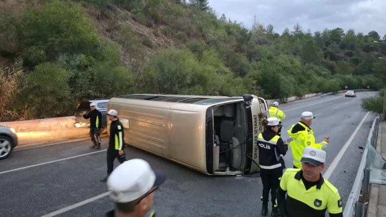Ciklos’ta devrilen minibüs olay yerinde, kurtarma çalışmaları ve güvenlik ekipleri bulunuyor