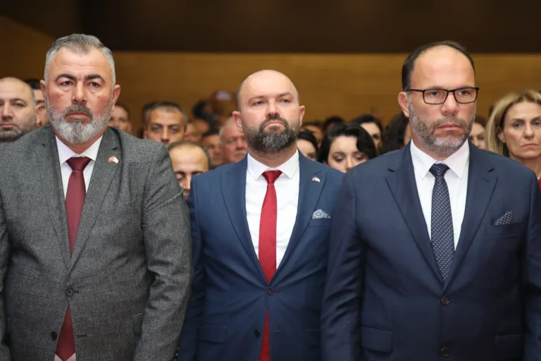 Başbakan Üstel seçmenleri kapı kapı gezme çağrısı yaparken konuşuyor