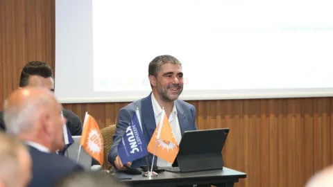 Aktunç konuşurken mikrofon önünde, kent ve Lefkoşa vurgusu yapan bir seçim etkinliğinde