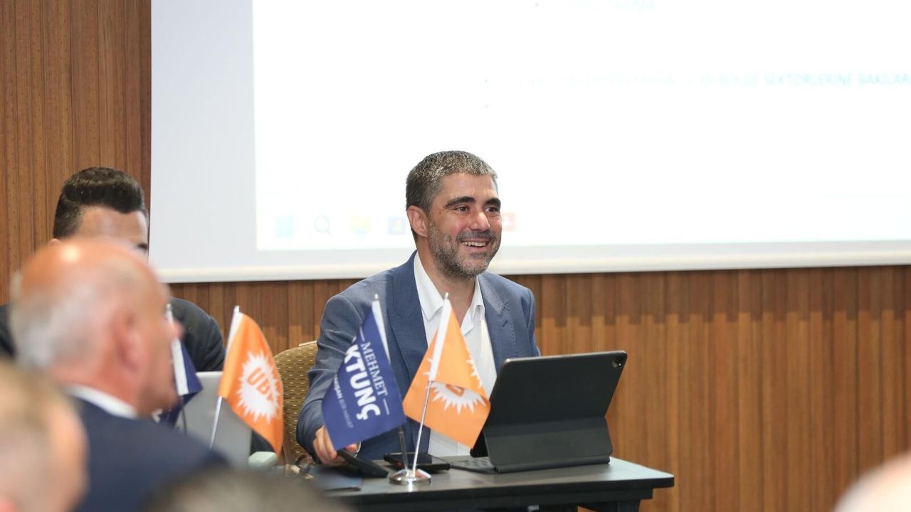 Aktunç konuşurken mikrofon önünde, kent ve Lefkoşa vurgusu yapan bir seçim etkinliğinde
