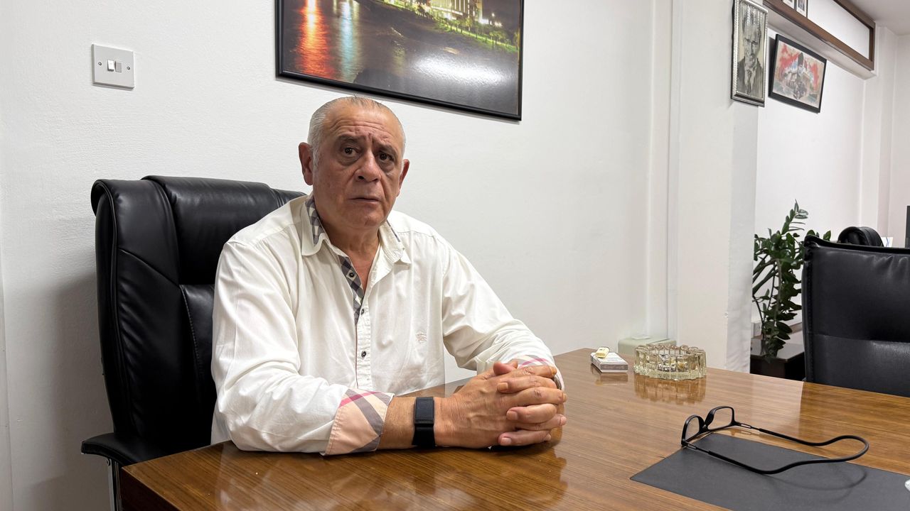 Bakan Turhan konuşurken, sendika temsilcileriyle müzakerelerin tıkandığı atama konusunu vurguluyor