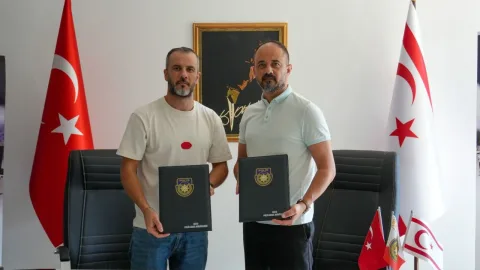 POLVAK ve Kaner Brand House temsilcilerinin birlikte poz verdiği protokol imzalama anı