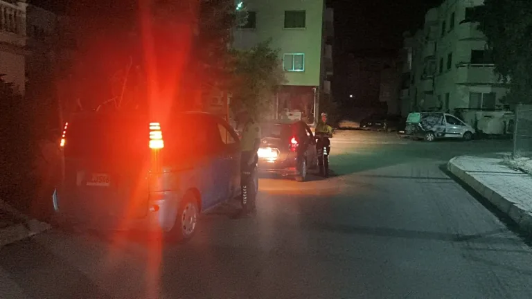 Trafik denetimi uygulamasında görevli polisler ve durdurulan araçlar