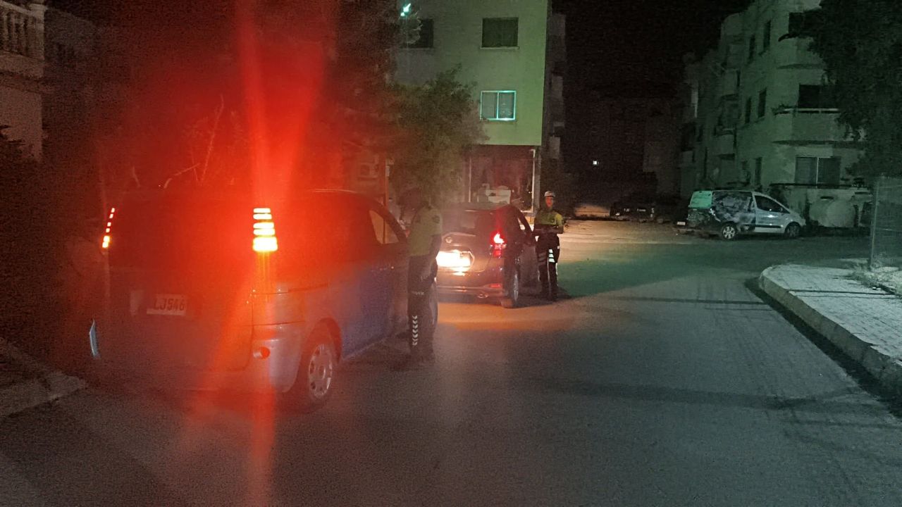 Trafik denetimi uygulamasında görevli polisler ve durdurulan araçlar