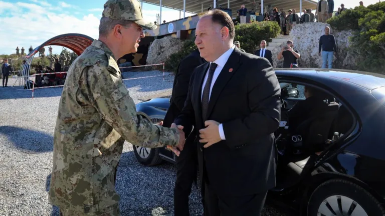 Öztürkler konuşurken Kıbrıs Türk halkının güvencesinin Türkiye ve Mehmetçik olduğunu vurguluyor