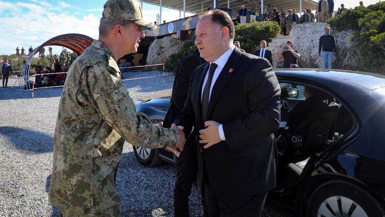 Öztürkler konuşurken Kıbrıs Türk halkının güvencesinin Türkiye ve Mehmetçik olduğunu vurguluyor