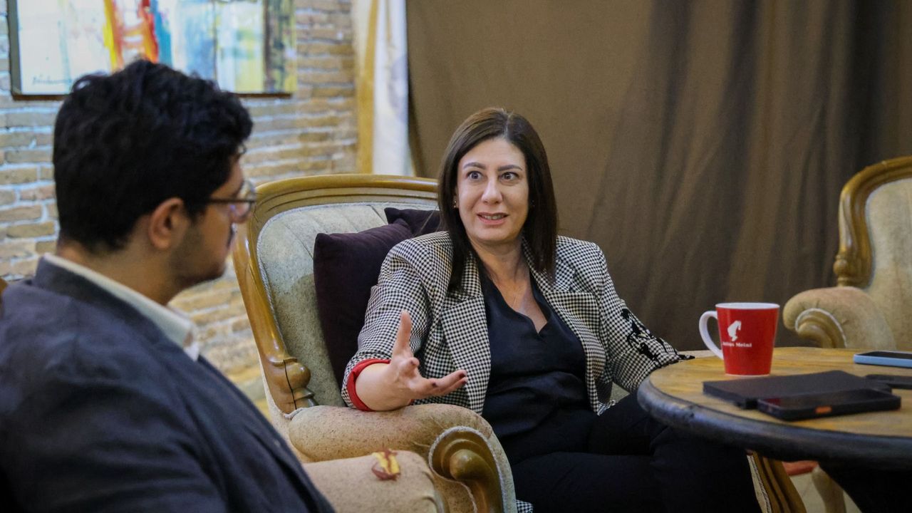 İncirli kürsüde konuşurken, arka planda parti bayrakları ve destekçilerle görünür.