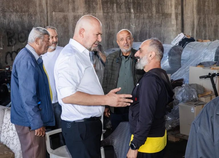 Bozkurt konuşurken kısa açıklama yapıyor, arka planda belirsiz mekan ve dikkati üzerinde