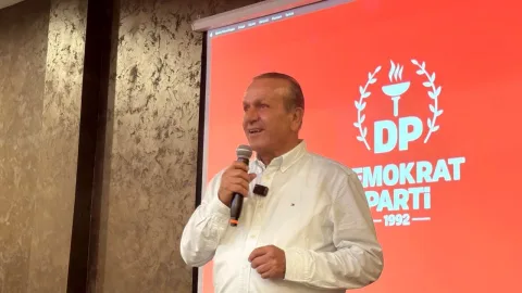 Ataoğlu konuşurken Demokrat Parti üyeleri salonu izliyor