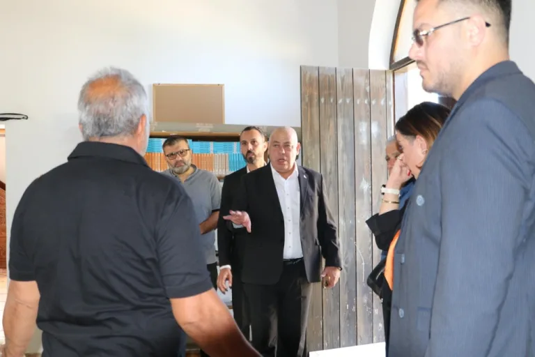 Albayrak, Çatalköy ve Esentepe muhtarlarıyla sohbet ederken konuşma yapıyor
