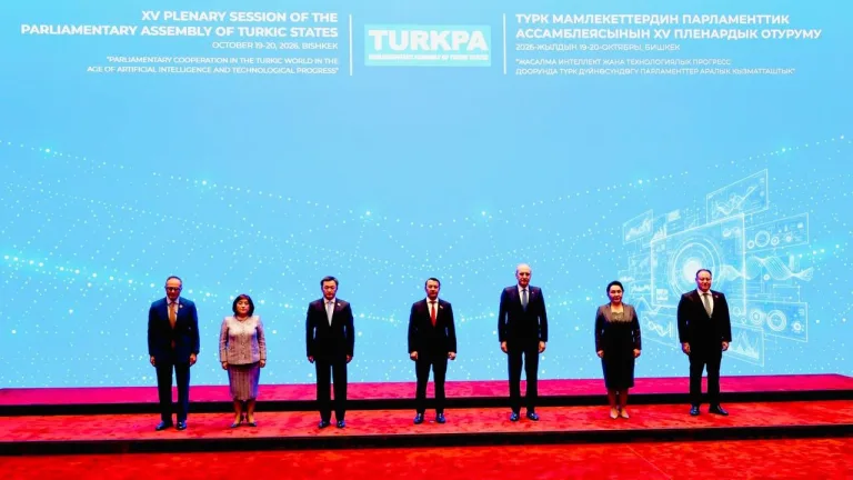 Cumhuriyet Meclisi Başkanı Ziya Öztürkler ile TÜRKPA üyelerinin aile fotoğrafı