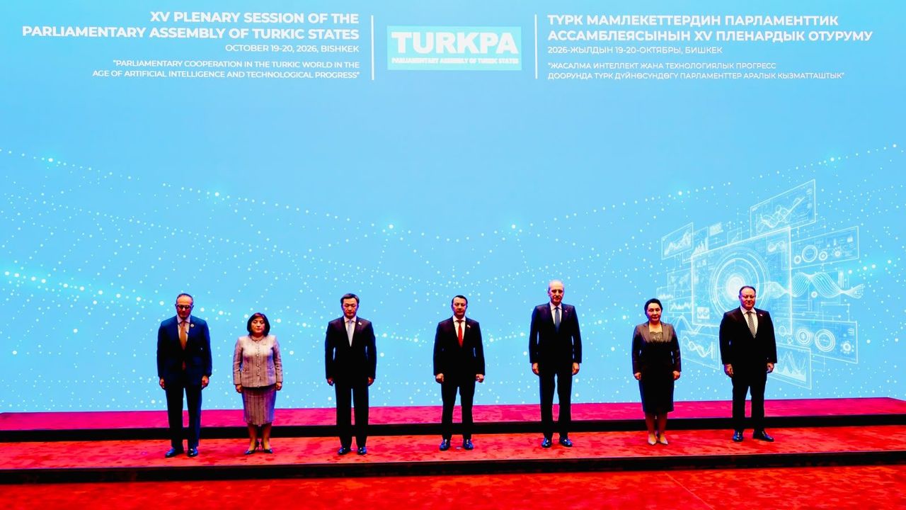 Cumhuriyet Meclisi Başkanı Ziya Öztürkler ile TÜRKPA üyelerinin aile fotoğrafı