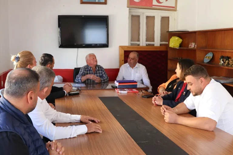 Albayrak, spor kulüplerine maaşından bağış yapacağını söylerken konuşuyor