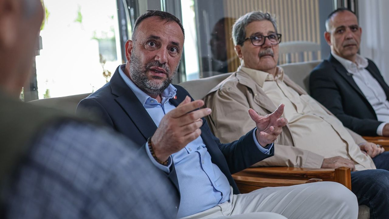 Çeler ve Harmancı’nın birlikte konuştuğu, belediye hizmetleri ve planlama vurgusu yapılan toplantı anı