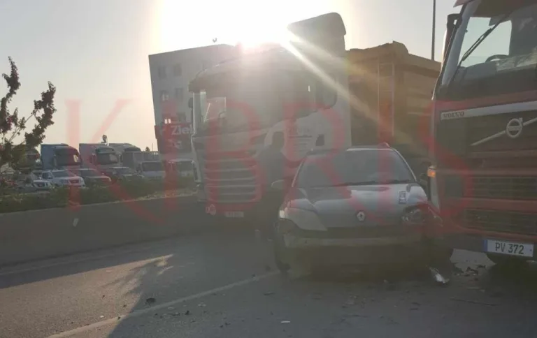 Erülkü-Yonca Kavşağı arasında yoğun trafikte araçlar ve bekleyen sürücüler