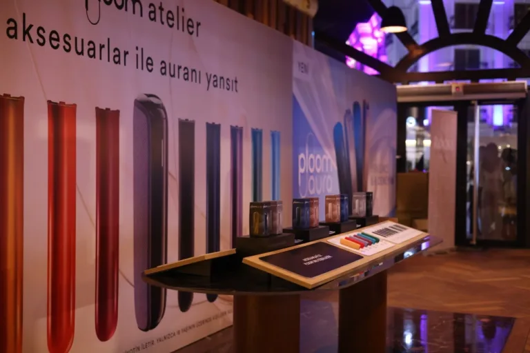 Ploom Aura cihazının tanıtıldığı ve Kıbrıs'taki lansmanı vurgulanan görsel